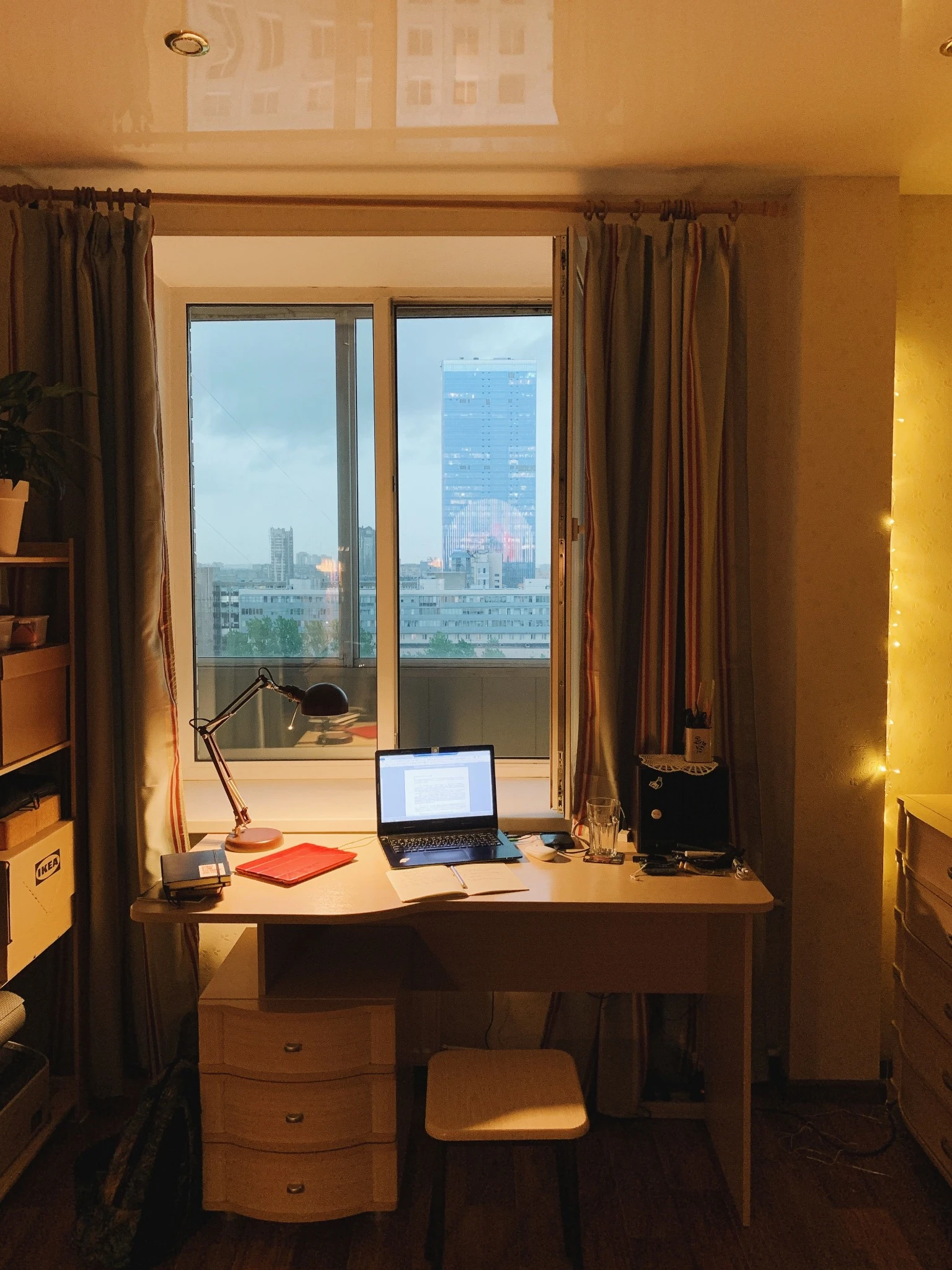 Kleine studentenkamer groter laten lijken met verlichting en decoratie